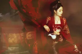 小说：卖肉包的女子长得清纯亮丽，高挑纤细，宛若出水芙蓉图片