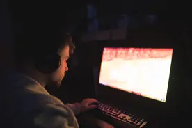 小说：众人围杀穷小子，手下小弟怒了，提刀而出，一人挡住上百人图片