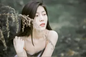 小说：女孩狼狈不堪，地产大亨看出她的窘迫，绅士地为她解围图片