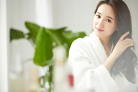 小说：同学聚会，毁容妹妹竟美艳出席，她吃惊：这到底是怎么回事图片