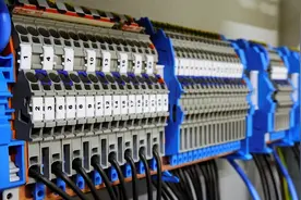 日本家用电压是110V，为什么中国的是220V?今天总算明白视频封面