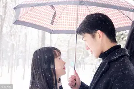 小说：她和学长去吃饭，点完菜后却看到他，他强行要跟她拼桌图片