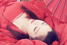 小说：带着兔耳帽的女孩子玩高空滑翔伞，兔子精从天上飞下来了！图片