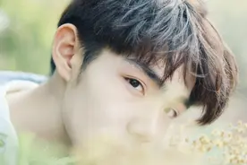 小说：80岁老太独自养大3个儿子，儿子发达后，老太却冻死茅草屋图片