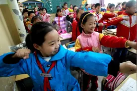 上小学的时候，班主任是怎么编排座位的呢?视频封面