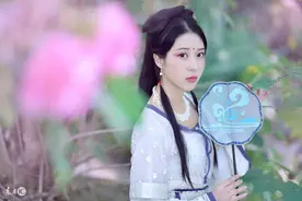 小说：穿到荒年全村抢野菜，唯独我家顿顿有肉吃图片