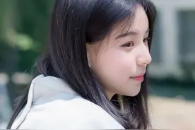 小说：校花拒绝了男神追求，一转身，却把联系方式给了一个穷小子图片