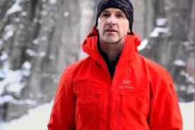 羽绒服和冲锋衣哪个更保暖，分别适合在什么环境穿呢?