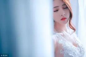 小说：我紧咬着牙，愤愤地瞪了他一眼图片