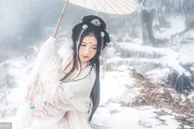 小说：她是出名的草包美人，见王爷被人围观，突然冲出去为他解围图片