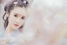 小说：参加综艺节目，别的小孩都在为没收玩具哭，她大口啃着零食图片