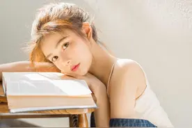 小说：李晓峰的校花女友太漂亮，遭到了室友的觊觎图片