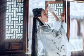 小说：小伙带着系统穿越玄幻，开局觉醒神级灵根，连体质也能抽中图片