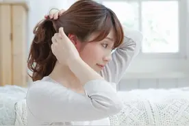 小说：我带残疾老婆去聚会，被同学嘲笑，经理说3个字，同学羡慕图片