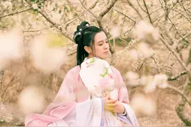 小说：妹妹将我踩在脚下称我是废物，现在的她却跪地向我求饶图片