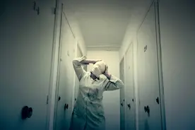 小说：富少被女鬼迷惑了，全凭对方安排，就在将被推倒时小伙来了图片