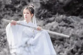 小说：小伙来到修仙世界，发现房子二十万灵石起，他：还是买不起图片