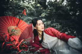 小说：灭绝师太施展峨眉派掌法，掌法简单，威力无穷。图片