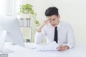 小说：拜金女友甩了小伙，和富二代好了，小伙转身变成世界首富图片