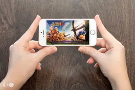 小说：末日世界，小伙身怀红警基地，一夜之间造出围墙，众人傻眼图片