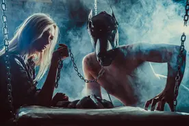 故事：班花与其它女生起冲突，二人以游戏定胜负，找男生比赛图片