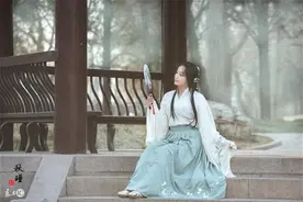 小说：大哥邀他去私房菜，无数美女围住他，他吓得慌忙逃跑图片