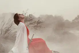 小说：小伙纸穿越玄幻世界，家养的小黄鸡是凤凰图片