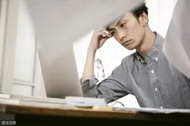 小说：他是转校生，却敢和班长正面硬刚，最后的结局让人叹服图片
