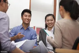 小说：小伙刚入学就被校花撩，军训时，校花坐旁边喝奶茶图片