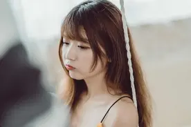 小说：与自己青梅竹马的哥们是美女，每天勾肩搭背，现在有感觉了图片