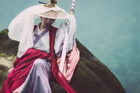 小说：男子偶遇裂口女，危险时刻，一个道士提着桃木剑赶来！图片