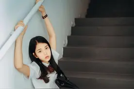 小说：可人的邻家女孩总来串门，我却是有妇之夫，难啊。图片