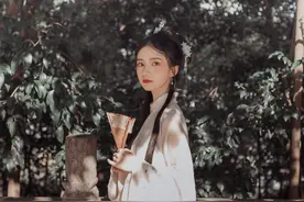 小说：王爷负手而立，一双狭长的丹凤眸似笑非笑的望着她图片