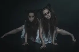 小说：我接连遇到二妈和二爸，可他们都是死人，二奶这时候来敲门图片