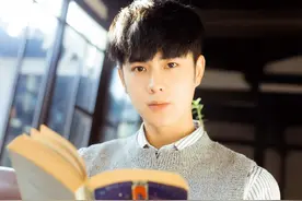 小说：我一直会做一个梦，梦见我在水里，有人用力按住我的头图片