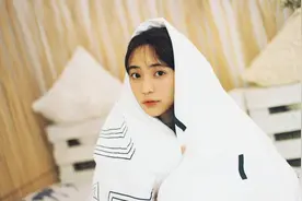 小说：大学音乐老师邀请，让外卖小哥演奏钢琴曲。图片