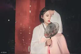 小说：王爷和她打赌输了，被她逼得履行赌约，去大门口跪三天三夜图片