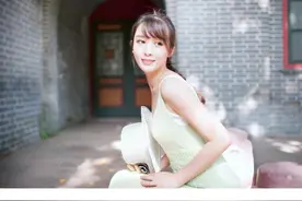 小说：明星哥哥到学校附近拍广告，到学校探望她，引得全班轰动图片