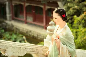 小说：黑红女明星退圈继承道观，却被亲生父母送去冲喜图片