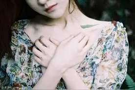 小说：萌宝把帅气小哥哥拐回家，半夜想找他玩，偷偷爬窗出门找他图片