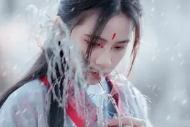 小说：半夜看到窗外有黑影啃骨头，拿起手机一照竟是我女室友图片