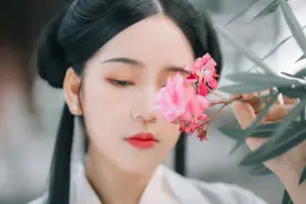 小说：大房二姐儿拉着亲妹妹七姐儿，扎三房十姐儿的小人图片
