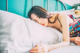 小说：“我不想一个人在这里，你留下来陪我行吗？”图片