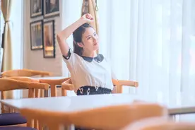 小说：小丫头进跆拳道社，男前辈嘲她菜鸡，下秒被她抓领子过肩摔图片