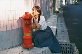 小说：两个人扑腾的掉进了池子里，同时的挣扎并且被水越推越远图片
