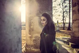 小说：为寻谋杀真相，他狂追灵车，葬礼现场众人议论引猜疑图片