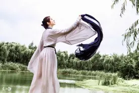 小说：野人部落竟出了叛徒，现代人穿越成首领的她，直接将其驱逐图片