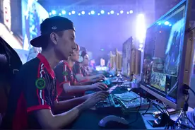 小说：小伙玩电竞，职业只是个小法师就参团，队友们都等着看笑话图片