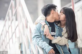 小说：“我是你女朋友，你永远别想丢下我”图片
