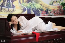 小说：穿越醒来就在湖底，她挣扎解开绑住双脚的绳子，终于爬上岸图片